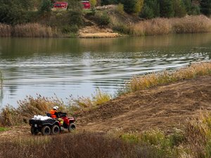 Zdjęcia przedstawiają przebieg ćwiczeń "Leżajsk 2025", w których udział wzięli służby mundurowe. Wydarzenie odbyło się na żwirowni w Łętowni. Na zdjęciach widoczni są strażacy z Państwowej Straży Pożarnej, z Ochotniczych Straży Pożarnych, Wojsk Obrony Terytorialnej, Policjanci oraz inni funkcjonariusze.