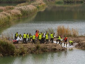 Zdjęcia przedstawiają przebieg ćwiczeń "Leżajsk 2025", w których udział wzięli służby mundurowe. Wydarzenie odbyło się na żwirowni w Łętowni. Na zdjęciach widoczni są strażacy z Państwowej Straży Pożarnej, z Ochotniczych Straży Pożarnych, Wojsk Obrony Terytorialnej, Policjanci oraz inni funkcjonariusze.