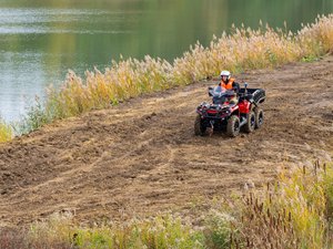 Zdjęcia przedstawiają przebieg ćwiczeń "Leżajsk 2025", w których udział wzięli służby mundurowe. Wydarzenie odbyło się na żwirowni w Łętowni. Na zdjęciach widoczni są strażacy z Państwowej Straży Pożarnej, z Ochotniczych Straży Pożarnych, Wojsk Obrony Terytorialnej, Policjanci oraz inni funkcjonariusze.