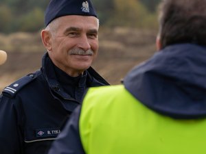 Zdjęcia przedstawiają przebieg ćwiczeń "Leżajsk 2025", w których udział wzięli służby mundurowe. Wydarzenie odbyło się na żwirowni w Łętowni. Na zdjęciach widoczni są strażacy z Państwowej Straży Pożarnej, z Ochotniczych Straży Pożarnych, Wojsk Obrony Terytorialnej, Policjanci oraz inni funkcjonariusze.