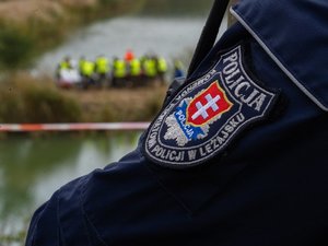 Zdjęcia przedstawiają przebieg ćwiczeń "Leżajsk 2025", w których udział wzięli służby mundurowe. Wydarzenie odbyło się na żwirowni w Łętowni. Na zdjęciach widoczni są strażacy z Państwowej Straży Pożarnej, z Ochotniczych Straży Pożarnych, Wojsk Obrony Terytorialnej, Policjanci oraz inni funkcjonariusze.