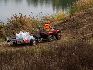 Zdjęcia przedstawiają przebieg ćwiczeń "Leżajsk 2025", w których udział wzięli służby mundurowe. Wydarzenie odbyło się na żwirowni w Łętowni. Na zdjęciach widoczni są strażacy z Państwowej Straży Pożarnej, z Ochotniczych Straży Pożarnych, Wojsk Obrony Terytorialnej, Policjanci oraz inni funkcjonariusze.