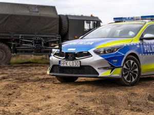 Zdjęcia przedstawiają przebieg ćwiczeń "Leżajsk 2025", w których udział wzięli służby mundurowe. Wydarzenie odbyło się na żwirowni w Łętowni. Na zdjęciach widoczni są strażacy z Państwowej Straży Pożarnej, z Ochotniczych Straży Pożarnych, Wojsk Obrony Terytorialnej, Policjanci oraz inni funkcjonariusze.