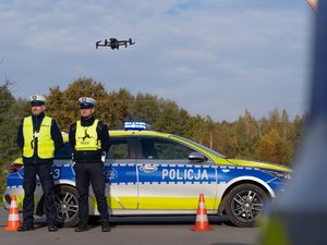 Zdjęcia przedstawiają przebieg ćwiczeń "Leżajsk 2025", w których udział wzięli służby mundurowe. Wydarzenie odbyło się na żwirowni w Łętowni. Na zdjęciach widoczni są strażacy z Państwowej Straży Pożarnej, z Ochotniczych Straży Pożarnych, Wojsk Obrony Terytorialnej, Policjanci oraz inni funkcjonariusze.