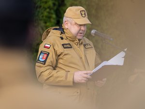 Zdjęcia przedstawiają przebieg ćwiczeń "Leżajsk 2025", w których udział wzięli służby mundurowe. Wydarzenie odbyło się na żwirowni w Łętowni. Na zdjęciach widoczni są strażacy z Państwowej Straży Pożarnej, z Ochotniczych Straży Pożarnych, Wojsk Obrony Terytorialnej, Policjanci oraz inni funkcjonariusze.