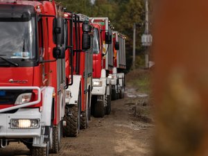 Zdjęcia przedstawiają przebieg ćwiczeń &amp;quot;Leżajsk 2025&amp;quot;, w których udział wzięli służby mundurowe. Wydarzenie odbyło się na żwirowni w Łętowni. Na zdjęciach widoczni są strażacy z Państwowej Straży Pożarnej, z Ochotniczych Straży Pożarnych, Wojsk Obrony Terytorialnej, Policjanci oraz inni funkcjonariusze.