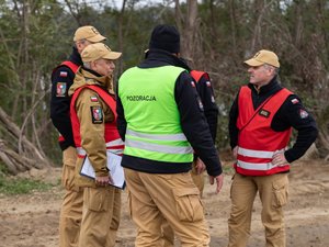 Zdjęcia przedstawiają przebieg ćwiczeń &amp;quot;Leżajsk 2025&amp;quot;, w których udział wzięli służby mundurowe. Wydarzenie odbyło się na żwirowni w Łętowni. Na zdjęciach widoczni są strażacy z Państwowej Straży Pożarnej, z Ochotniczych Straży Pożarnych, Wojsk Obrony Terytorialnej, Policjanci oraz inni funkcjonariusze.