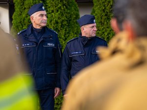 Zdjęcia przedstawiają przebieg ćwiczeń &amp;quot;Leżajsk 2025&amp;quot;, w których udział wzięli służby mundurowe. Wydarzenie odbyło się na żwirowni w Łętowni. Na zdjęciach widoczni są strażacy z Państwowej Straży Pożarnej, z Ochotniczych Straży Pożarnych, Wojsk Obrony Terytorialnej, Policjanci oraz inni funkcjonariusze.