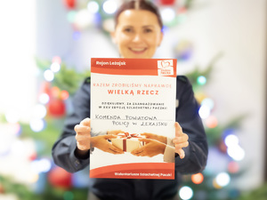 Zdjęcie przedstawia umundurowaną funkcjonariuszkę, trzymającą w rękach podziękowania za włączenie się w akcję szlachetnej paczki.