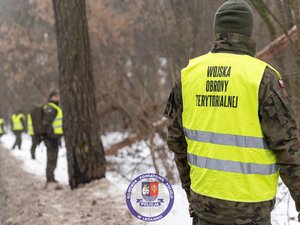 Zdjęcia przedstawiają przebieg ćwiczeń ARES-2026 w którym uczestniczyli funkcjonariusze Policji, Państwowej Straży Pożarnej, Zespoły Ratownictwa Medycznego, Żołnierze Wojsk Obrony Terytorialnej oraz Powiatowego Centrum Zarządzania Kryzysowego w Leżajsku. Na zdjęcia widoczni są funkcjonariusze, którzy realizowali procedury CBRNE. Widoczne są też osoby cywilne, które brały udział w ćwiczeniach.