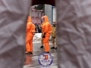Zdjęcia przedstawiają przebieg ćwiczeń ARES-2026 w którym uczestniczyli funkcjonariusze Policji, Państwowej Straży Pożarnej, Zespoły Ratownictwa Medycznego, Żołnierze Wojsk Obrony Terytorialnej oraz Powiatowego Centrum Zarządzania Kryzysowego w Leżajsku. Na zdjęcia widoczni są funkcjonariusze, którzy realizowali procedury CBRNE. Widoczne są też osoby cywilne, które brały udział w ćwiczeniach.