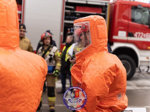 Zdjęcia przedstawiają przebieg ćwiczeń ARES-2026 w którym uczestniczyli funkcjonariusze Policji, Państwowej Straży Pożarnej, Zespoły Ratownictwa Medycznego, Żołnierze Wojsk Obrony Terytorialnej oraz Powiatowego Centrum Zarządzania Kryzysowego w Leżajsku. Na zdjęcia widoczni są funkcjonariusze, którzy realizowali procedury CBRNE. Widoczne są też osoby cywilne, które brały udział w ćwiczeniach.