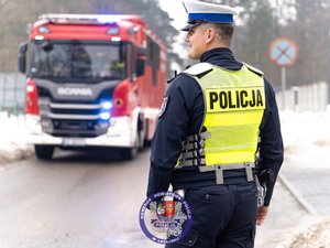 Zdjęcia przedstawiają przebieg ćwiczeń ARES-2026 w którym uczestniczyli funkcjonariusze Policji, Państwowej Straży Pożarnej, Zespoły Ratownictwa Medycznego, Żołnierze Wojsk Obrony Terytorialnej oraz Powiatowego Centrum Zarządzania Kryzysowego w Leżajsku. Na zdjęcia widoczni są funkcjonariusze, którzy realizowali procedury CBRNE. Widoczne są też osoby cywilne, które brały udział w ćwiczeniach.