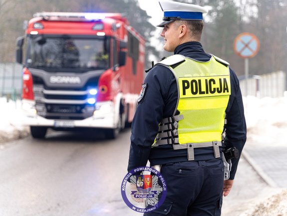 Zdjęcia przedstawiają przebieg ćwiczeń ARES-2026 w którym uczestniczyli funkcjonariusze Policji, Państwowej Straży Pożarnej, Zespoły Ratownictwa Medycznego, Żołnierze Wojsk Obrony Terytorialnej oraz Powiatowego Centrum Zarządzania Kryzysowego w Leżajsku. Na zdjęcia widoczni są funkcjonariusze, którzy realizowali procedury CBRNE. Widoczne są też osoby cywilne, które brały udział w ćwiczeniach.