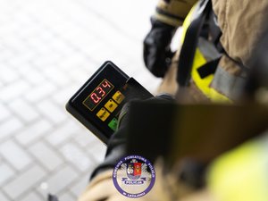 Zdjęcia przedstawiają przebieg ćwiczeń ARES-2026 w którym uczestniczyli funkcjonariusze Policji, Państwowej Straży Pożarnej, Zespoły Ratownictwa Medycznego, Żołnierze Wojsk Obrony Terytorialnej oraz Powiatowego Centrum Zarządzania Kryzysowego w Leżajsku. Na zdjęcia widoczni są funkcjonariusze, którzy realizowali procedury CBRNE. Widoczne są też osoby cywilne, które brały udział w ćwiczeniach.