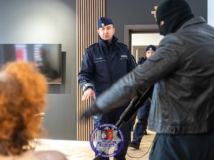 Zdjęcia przedstawiają przebieg ćwiczeń ARES-2026 w którym uczestniczyli funkcjonariusze Policji, Państwowej Straży Pożarnej, Zespoły Ratownictwa Medycznego, Żołnierze Wojsk Obrony Terytorialnej oraz Powiatowego Centrum Zarządzania Kryzysowego w Leżajsku. Na zdjęcia widoczni są funkcjonariusze, którzy realizowali procedury CBRNE. Widoczne są też osoby cywilne, które brały udział w ćwiczeniach.