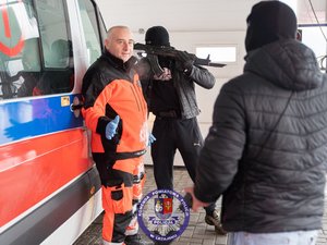 Zdjęcia przedstawiają przebieg ćwiczeń ARES-2026 w którym uczestniczyli funkcjonariusze Policji, Państwowej Straży Pożarnej, Zespoły Ratownictwa Medycznego, Żołnierze Wojsk Obrony Terytorialnej oraz Powiatowego Centrum Zarządzania Kryzysowego w Leżajsku. Na zdjęcia widoczni są funkcjonariusze, którzy realizowali procedury CBRNE. Widoczne są też osoby cywilne, które brały udział w ćwiczeniach.