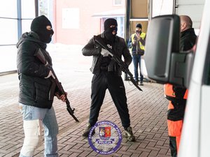 Zdjęcia przedstawiają przebieg ćwiczeń ARES-2026 w którym uczestniczyli funkcjonariusze Policji, Państwowej Straży Pożarnej, Zespoły Ratownictwa Medycznego, Żołnierze Wojsk Obrony Terytorialnej oraz Powiatowego Centrum Zarządzania Kryzysowego w Leżajsku. Na zdjęcia widoczni są funkcjonariusze, którzy realizowali procedury CBRNE. Widoczne są też osoby cywilne, które brały udział w ćwiczeniach.