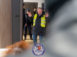 Zdjęcia przedstawiają przebieg ćwiczeń ARES-2026 w którym uczestniczyli funkcjonariusze Policji, Państwowej Straży Pożarnej, Zespoły Ratownictwa Medycznego, Żołnierze Wojsk Obrony Terytorialnej oraz Powiatowego Centrum Zarządzania Kryzysowego w Leżajsku. Na zdjęcia widoczni są funkcjonariusze, którzy realizowali procedury CBRNE. Widoczne są też osoby cywilne, które brały udział w ćwiczeniach.