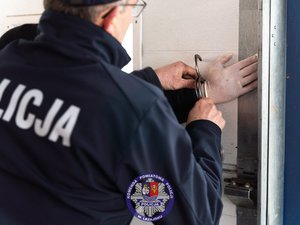 Zdjęcia przedstawiają przebieg ćwiczeń ARES-2026 w którym uczestniczyli funkcjonariusze Policji, Państwowej Straży Pożarnej, Zespoły Ratownictwa Medycznego, Żołnierze Wojsk Obrony Terytorialnej oraz Powiatowego Centrum Zarządzania Kryzysowego w Leżajsku. Na zdjęcia widoczni są funkcjonariusze, którzy realizowali procedury CBRNE. Widoczne są też osoby cywilne, które brały udział w ćwiczeniach.