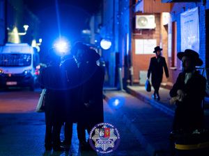 Zdjęcia przedstawiają przebieg pielgrzymki Chasydów do Leżajska. Na zdjęciach widoczni są umundurowani policjanci pełniący w tym czasie służbę.