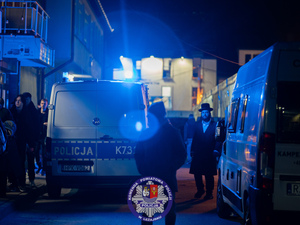 Zdjęcia przedstawiają przebieg pielgrzymki Chasydów do Leżajska. Na zdjęciach widoczni są umundurowani policjanci pełniący w tym czasie służbę.