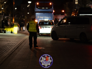 Zdjęcia przedstawiają przebieg pielgrzymki Chasydów do Leżajska. Na zdjęciach widoczni są umundurowani policjanci pełniący w tym czasie służbę.