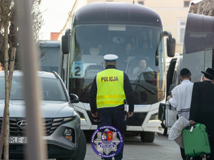 Zdjęcia przedstawiają przebieg pielgrzymki Chasydów do Leżajska. Na zdjęciach widoczni są umundurowani policjanci pełniący w tym czasie służbę.
