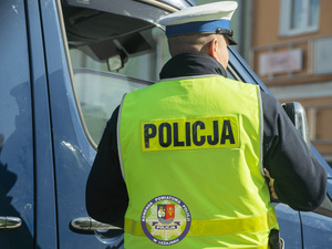 Zdjęcia przedstawiają przebieg pielgrzymki Chasydów do Leżajska. Na zdjęciach widoczni są umundurowani policjanci pełniący w tym czasie służbę.