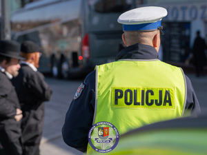 Zdjęcia przedstawiają przebieg pielgrzymki Chasydów do Leżajska. Na zdjęciach widoczni są umundurowani policjanci pełniący w tym czasie służbę.