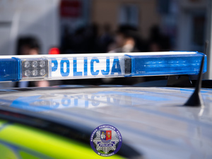 Zdjęcia przedstawiają przebieg pielgrzymki Chasydów do Leżajska. Na zdjęciach widoczni są umundurowani policjanci pełniący w tym czasie służbę.