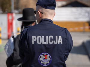 Zdjęcia przedstawiają przebieg pielgrzymki Chasydów do Leżajska. Na zdjęciach widoczni są umundurowani policjanci pełniący w tym czasie służbę.