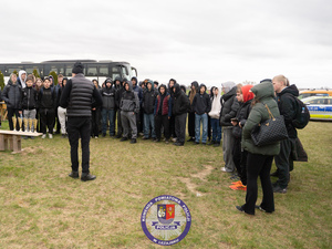 Zdjęcia przedstawiają przebieg spotkania integracyjnego dla uczniów ze szkół gminy leżajsk. Spotkanie współorganizowane przez policjantów Komendy Powiatowej Policji w Leżajsku. Na zdjęciach widoczna jest młodzież szkolna oraz umundurowani policjanci.