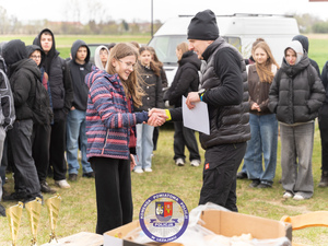 Zdjęcia przedstawiają przebieg spotkania integracyjnego dla uczniów ze szkół gminy leżajsk. Spotkanie współorganizowane przez policjantów Komendy Powiatowej Policji w Leżajsku. Na zdjęciach widoczna jest młodzież szkolna oraz umundurowani policjanci.