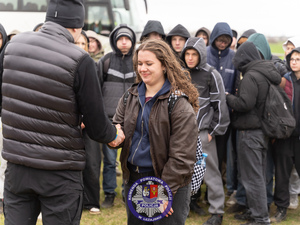 Zdjęcia przedstawiają przebieg spotkania integracyjnego dla uczniów ze szkół gminy leżajsk. Spotkanie współorganizowane przez policjantów Komendy Powiatowej Policji w Leżajsku. Na zdjęciach widoczna jest młodzież szkolna oraz umundurowani policjanci.
