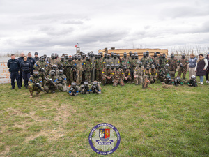 Zdjęcia przedstawiają przebieg spotkania integracyjnego dla uczniów ze szkół gminy leżajsk. Spotkanie współorganizowane przez policjantów Komendy Powiatowej Policji w Leżajsku. Na zdjęciach widoczna jest młodzież szkolna oraz umundurowani policjanci.