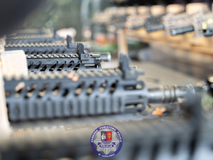 Zdjęcia przedstawiają przebieg spotkania integracyjnego dla uczniów ze szkół gminy leżajsk. Spotkanie współorganizowane przez policjantów Komendy Powiatowej Policji w Leżajsku. Na zdjęciach widoczna jest młodzież szkolna oraz umundurowani policjanci.