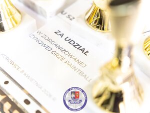 Zdjęcia przedstawiają przebieg spotkania integracyjnego dla uczniów ze szkół gminy leżajsk. Spotkanie współorganizowane przez policjantów Komendy Powiatowej Policji w Leżajsku. Na zdjęciach widoczna jest młodzież szkolna oraz umundurowani policjanci.