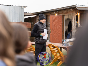 Zdjęcia przedstawiają przebieg spotkania integracyjnego dla uczniów ze szkół gminy leżajsk. Spotkanie współorganizowane przez policjantów Komendy Powiatowej Policji w Leżajsku. Na zdjęciach widoczna jest młodzież szkolna oraz umundurowani policjanci.