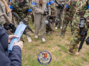 Zdjęcia przedstawiają przebieg spotkania integracyjnego dla uczniów ze szkół gminy leżajsk. Spotkanie współorganizowane przez policjantów Komendy Powiatowej Policji w Leżajsku. Na zdjęciach widoczna jest młodzież szkolna oraz umundurowani policjanci.