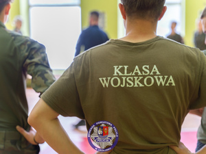 Zdjęcia przedstawiają przebieg szkolenia uczestników obozu poligonowego w Centrum Szkolenia Klas Mundurowych w Nowej Sarzynie.