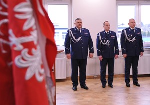 Na zdjęciu po lewej stronie sztandar Komendy Powiatowej Policji w Lubaczowie,  po stronie prawej w umundurowaniu galowym insp. Grzegorz Błaszczyk, insp. Jacek Juwa, mł.insp. Artur Wasiuta.