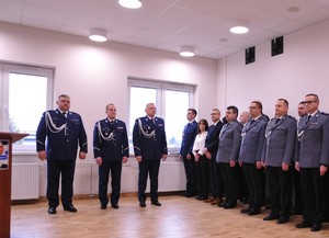 Na zdjęciu w umundurowaniu galowym insp. Jacek Juwa, insp.Grzegorz Błaszczyk, mł.insp. Artur Wasiuta. Po stronie prawej w umundurowaniu galowym w szeregu stoi kadra kierowniczka KPP Lubaczów.