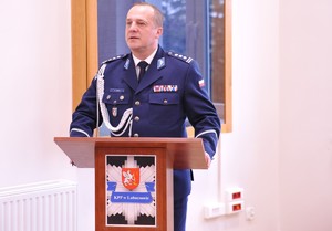 Na zdjęciu przy mównicy przemawia Zastępca Komendanta Wojewódzkiego Policji w  Rzeszowie insp. Jacek Juwa .