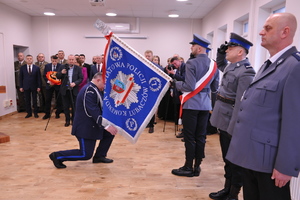 Na zdjęciu insp. Grzegorz Błaszczyk żegna się ze sztandarem Komendy Powiatowej Policji w Lubaczowie. W tle zaproszeni goście.