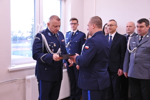 Na zdjęciu insp. Artur Wasiuta  przyjmuje gratulacje od Zastępcy Komendanta Wojewódzkiego policji w Rzeszowie insp. Jacka Juwy.