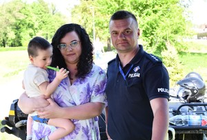 Na zdjęciu policjant w umundurowaniu służbowym Hubert i jego mama.