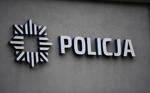Na zdjęciu logo policji i napis &quot;POLICJA&quot;.