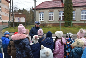 Przy przejściu dla pieszych uczniowie i policjanci.