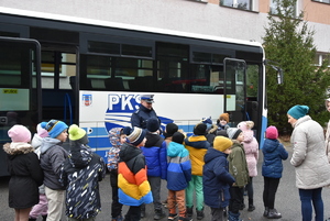 Przy przejściu dla pieszych uczniowie i policjanci.